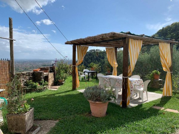 casa indipendente in vendita a Pietrasanta in zona Strettoia