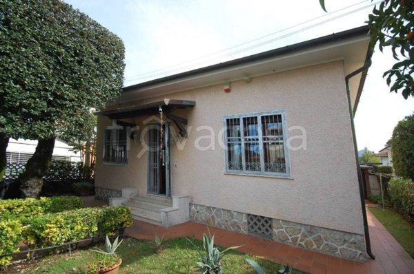 casa indipendente in vendita a Pietrasanta in zona Tonfano