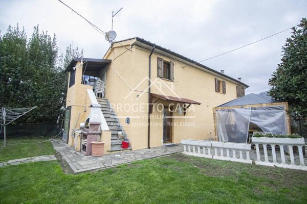 casa indipendente in vendita a Pietrasanta in zona Traversagna