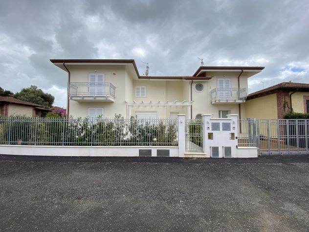 casa indipendente in vendita a Pietrasanta in zona Tonfano