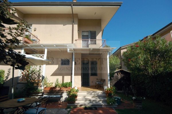 casa indipendente in vendita a Pietrasanta in zona Tonfano