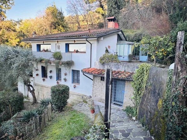 casa indipendente in vendita a Pietrasanta in zona Vallecchia