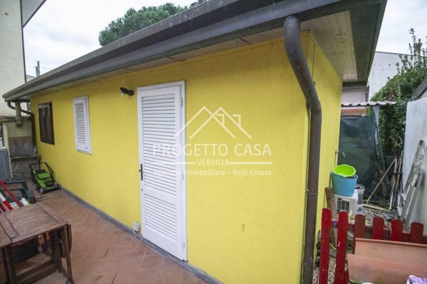 casa indipendente in vendita a Pietrasanta in zona Tonfano
