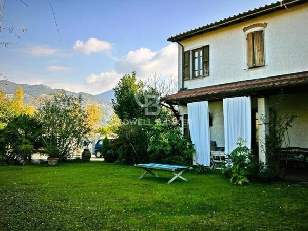 casa indipendente in vendita a Pietrasanta in zona Crociale