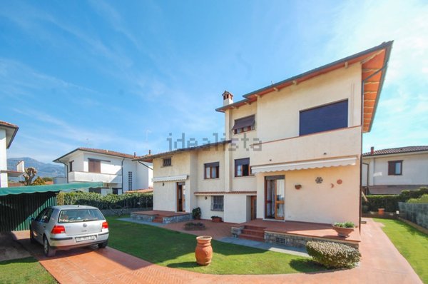 casa indipendente in vendita a Pietrasanta in zona Tonfano