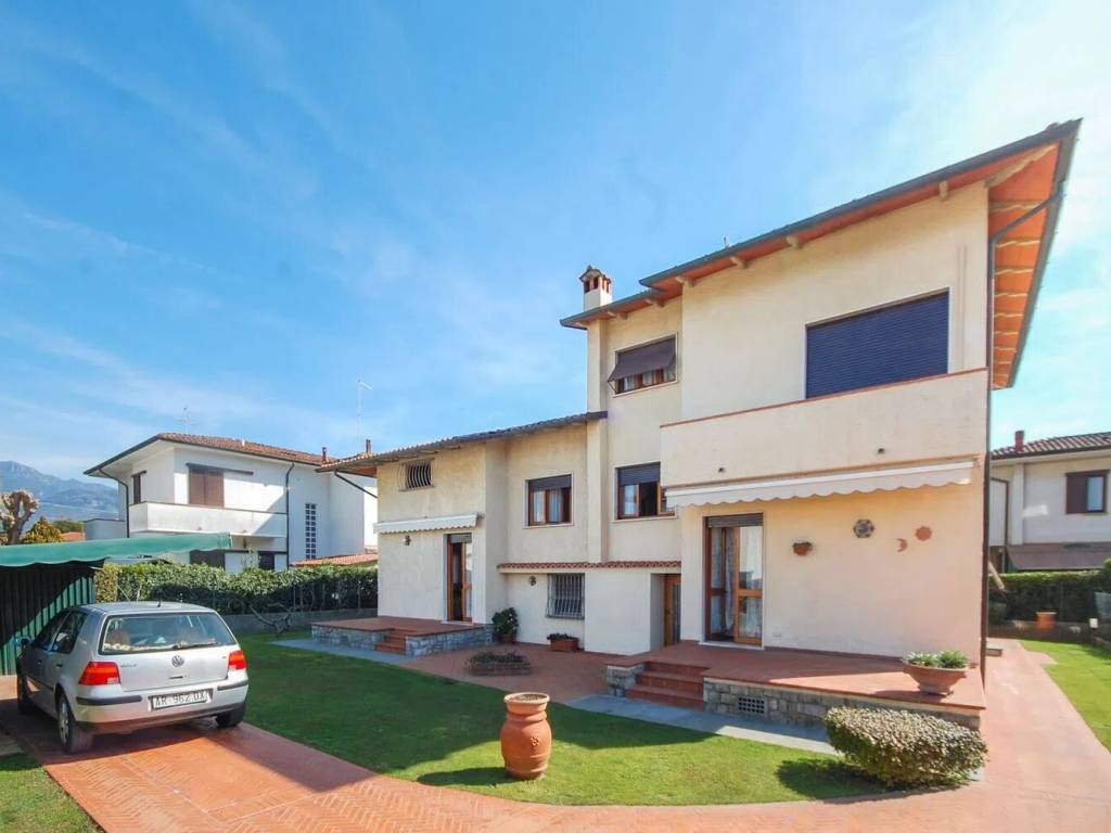 casa indipendente in vendita a Pietrasanta in zona Tonfano