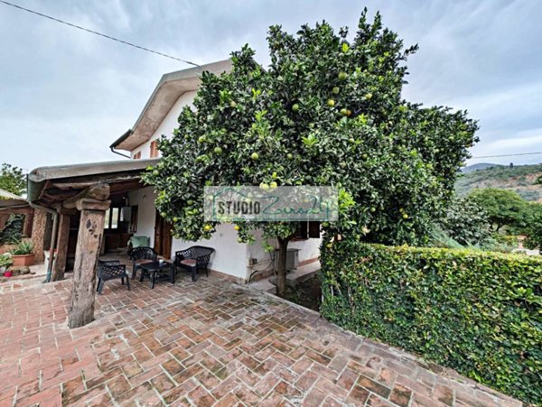 casa indipendente in vendita a Pietrasanta