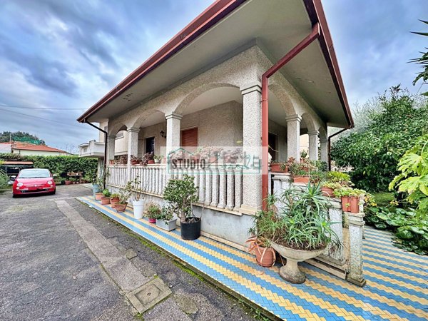 casa indipendente in vendita a Pietrasanta in zona Traversagna