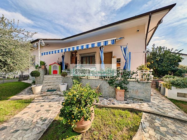 casa indipendente in vendita a Pietrasanta in zona Strettoia