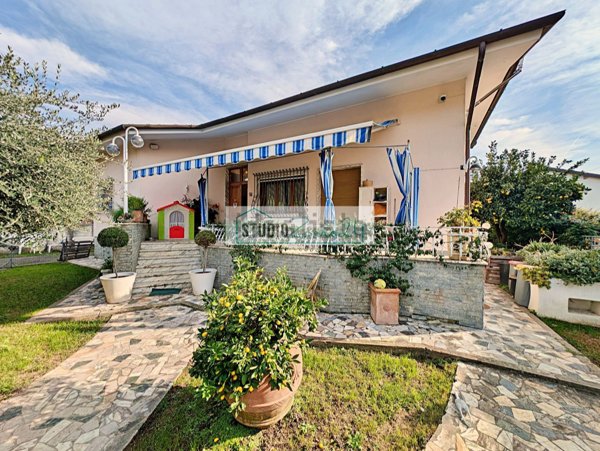 casa indipendente in vendita a Pietrasanta in zona Strettoia