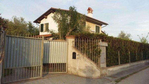 casa indipendente in vendita a Pietrasanta in zona Tonfano
