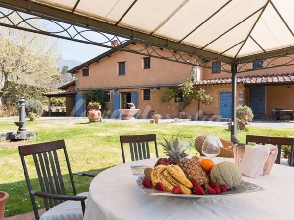 casa indipendente in vendita a Pietrasanta in zona Valdicastello