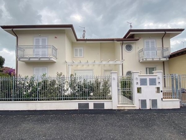 casa indipendente in vendita a Pietrasanta in zona Tonfano