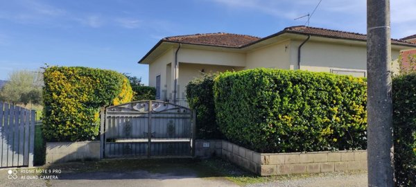 casa indipendente in vendita a Pietrasanta in zona Tonfano