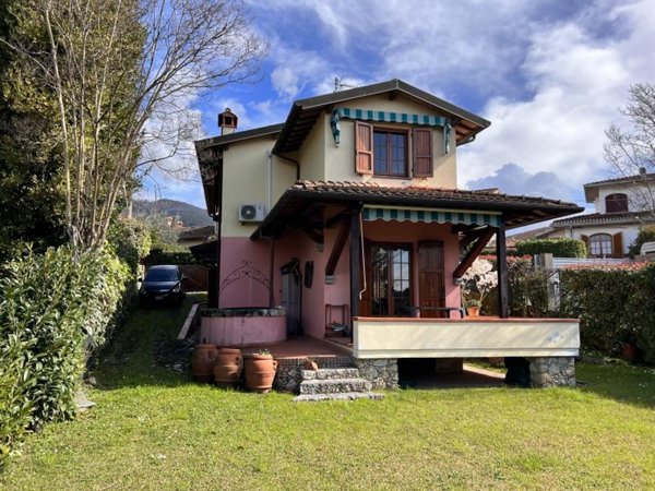casa indipendente in vendita a Pietrasanta in zona Traversagna