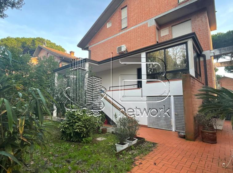 casa indipendente in vendita a Pietrasanta