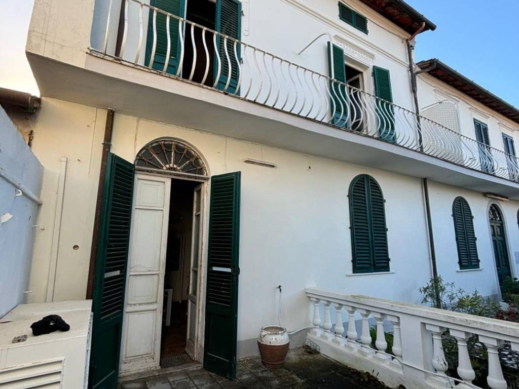 casa indipendente in vendita a Pietrasanta in zona Tonfano