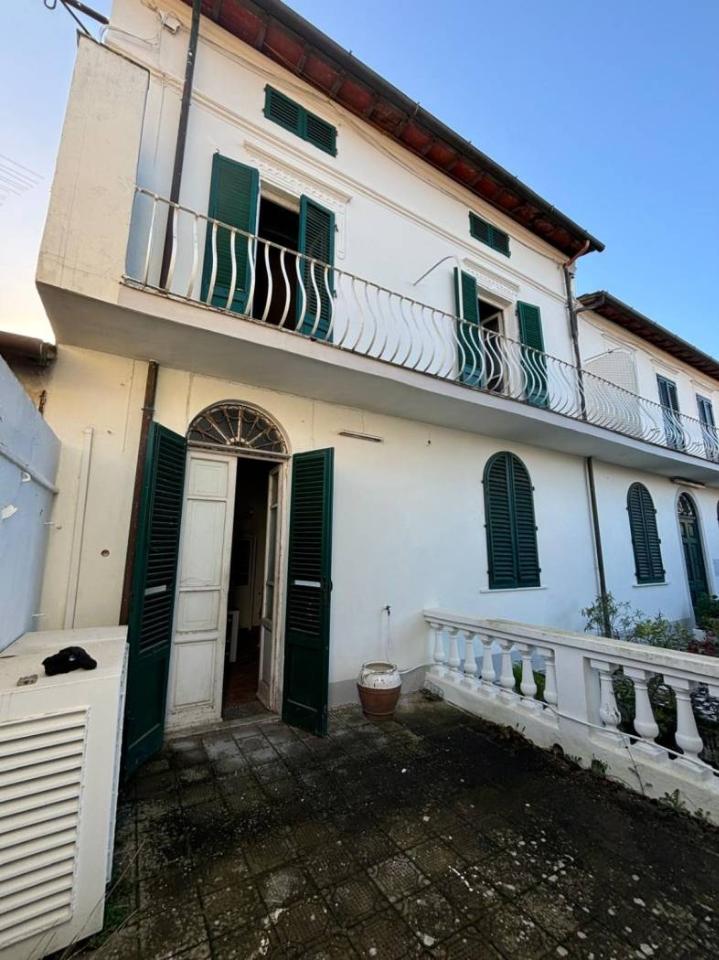 casa indipendente in vendita a Pietrasanta in zona Tonfano