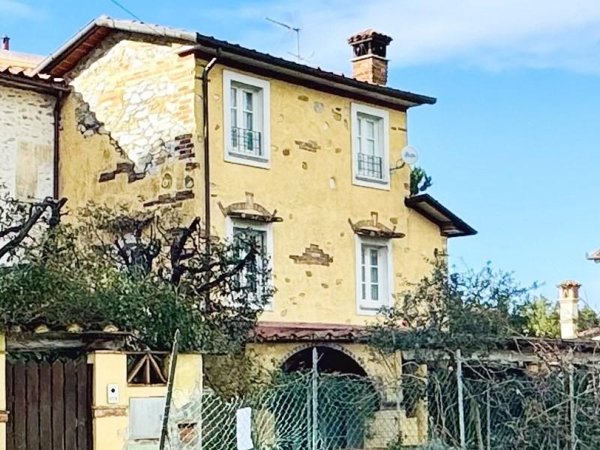 casa indipendente in vendita a Pietrasanta in zona Crociale