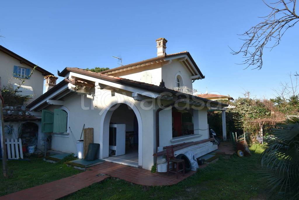 casa indipendente in vendita a Pietrasanta in zona Crociale