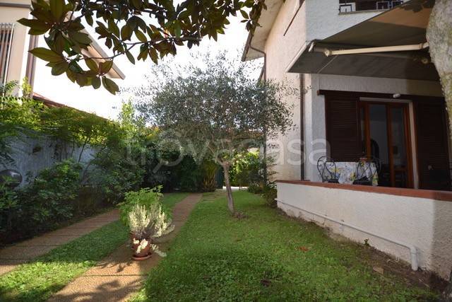 casa indipendente in vendita a Pietrasanta in zona Marina di Pietrasanta