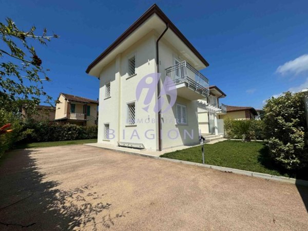 casa indipendente in vendita a Pietrasanta in zona Tonfano