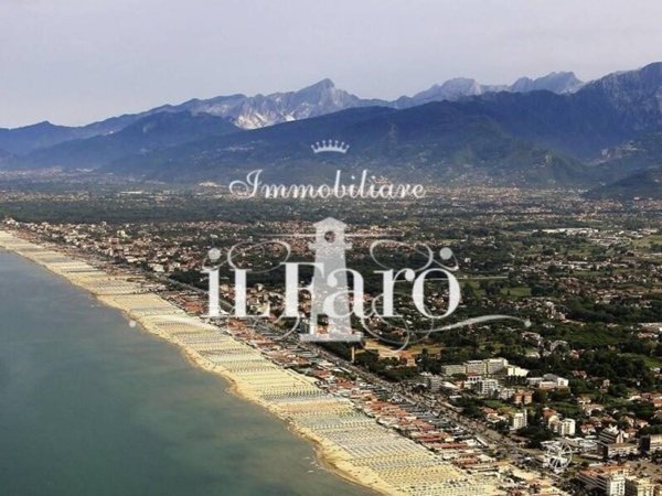 intera palazzina in vendita a Pietrasanta in zona Focette