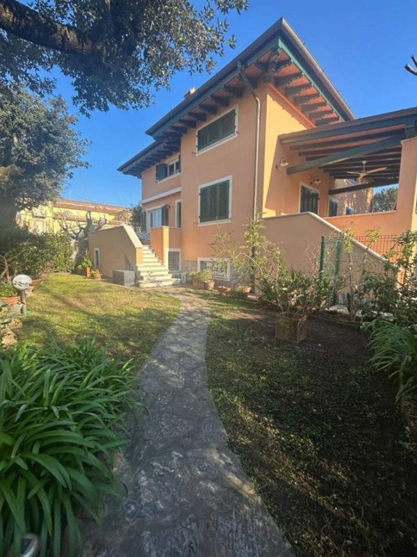 casa indipendente in vendita a Pietrasanta in zona Focette
