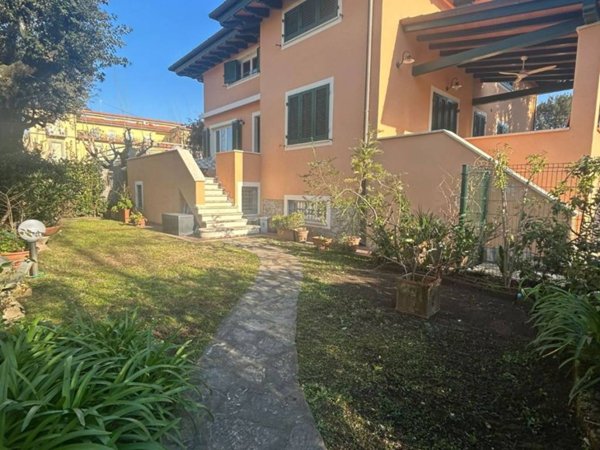 casa indipendente in vendita a Pietrasanta in zona Focette