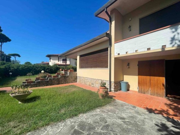 casa indipendente in vendita a Pietrasanta in zona Vignone