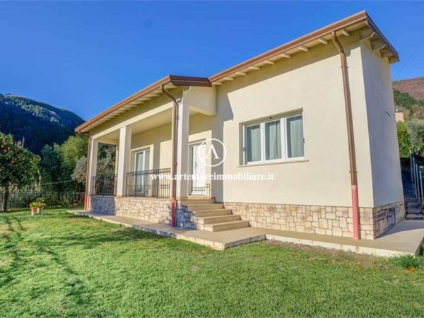 casa indipendente in vendita a Pietrasanta in zona Strettoia