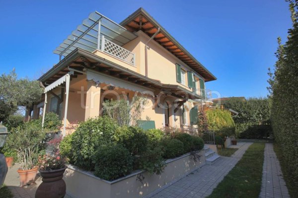 casa indipendente in vendita a Pietrasanta in zona Tonfano