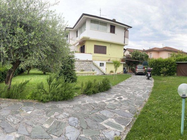 casa indipendente in vendita a Pietrasanta in zona Traversagna