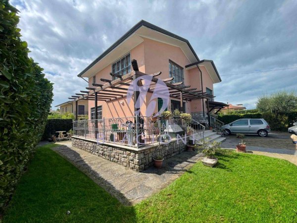 casa indipendente in vendita a Pietrasanta in zona Vignone