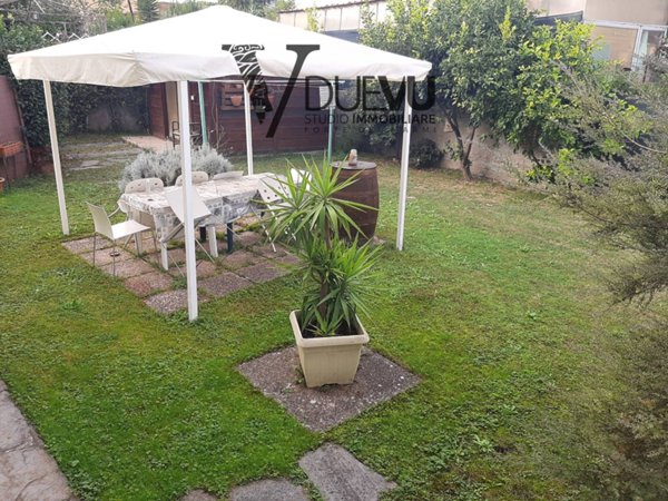 casa indipendente in vendita a Pietrasanta in zona Traversagna