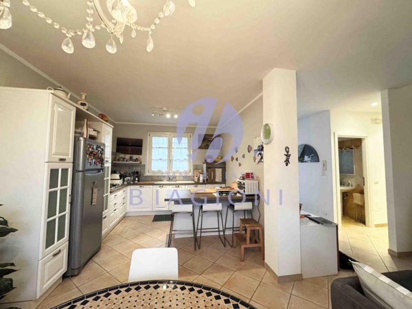 casa indipendente in vendita a Pietrasanta in zona Osterietta