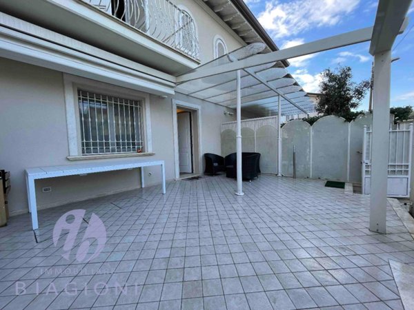 casa indipendente in vendita a Pietrasanta in zona Marina di Pietrasanta
