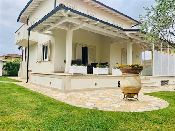 casa indipendente in vendita a Pietrasanta in zona Tonfano