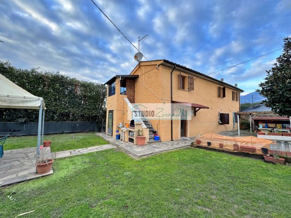 casa indipendente in vendita a Pietrasanta