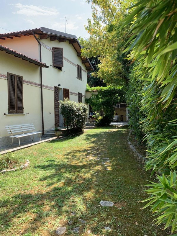 casa indipendente in vendita a Pietrasanta in zona Fiumetto