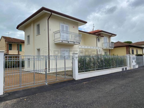 casa indipendente in vendita a Pietrasanta in zona Tonfano