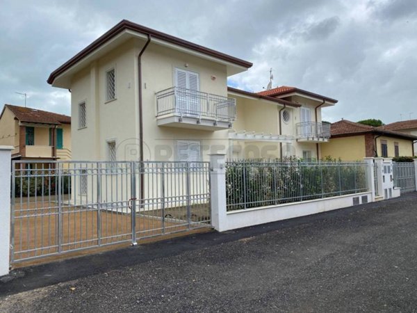 casa indipendente in vendita a Pietrasanta in zona Tonfano