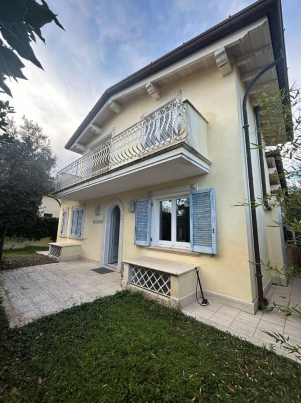 casa indipendente in vendita a Pietrasanta in zona Tonfano