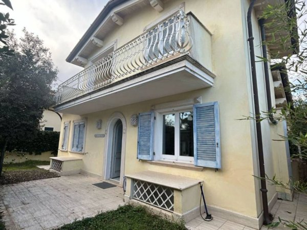 casa indipendente in vendita a Pietrasanta in zona Tonfano