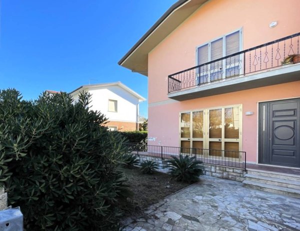casa indipendente in vendita a Pietrasanta in zona Tonfano