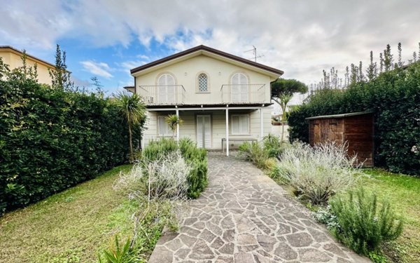 casa indipendente in vendita a Pietrasanta in zona Tonfano
