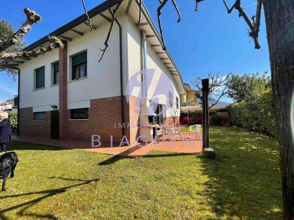 casa indipendente in vendita a Pietrasanta in zona Vignone