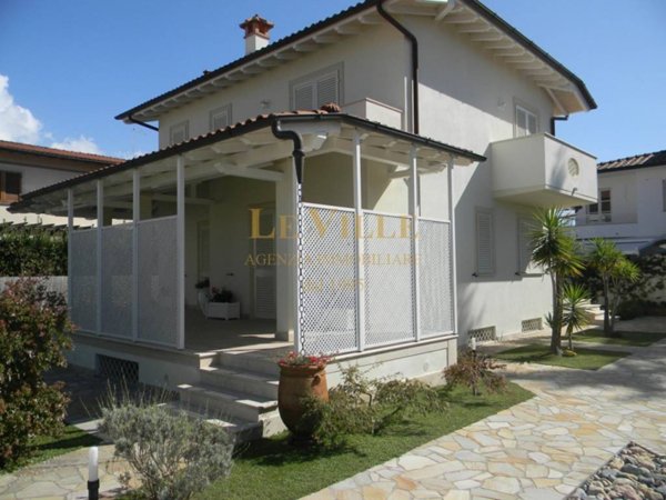 casa indipendente in vendita a Pietrasanta in zona Tonfano