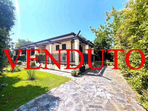 casa indipendente in vendita a Pietrasanta in zona Tonfano