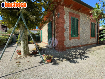 casa indipendente in vendita a Pietrasanta in zona Tonfano